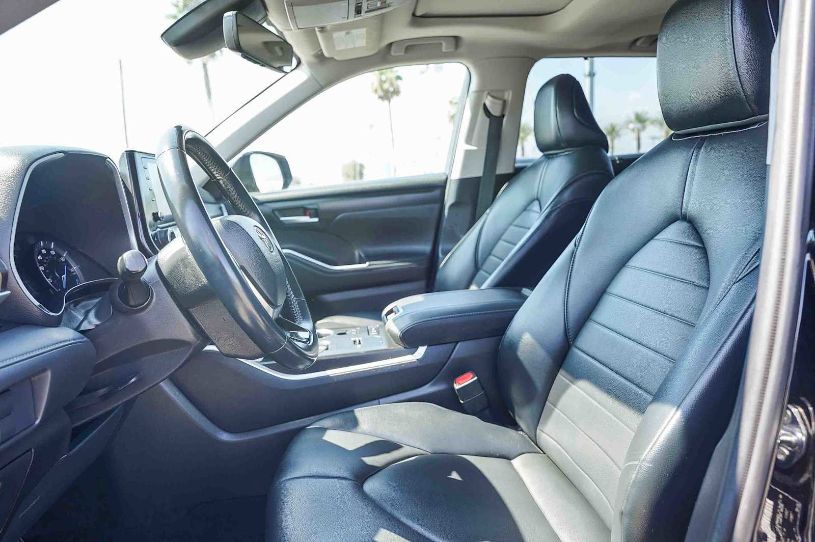 Used 2021 Toyota Highlander XLE image 18