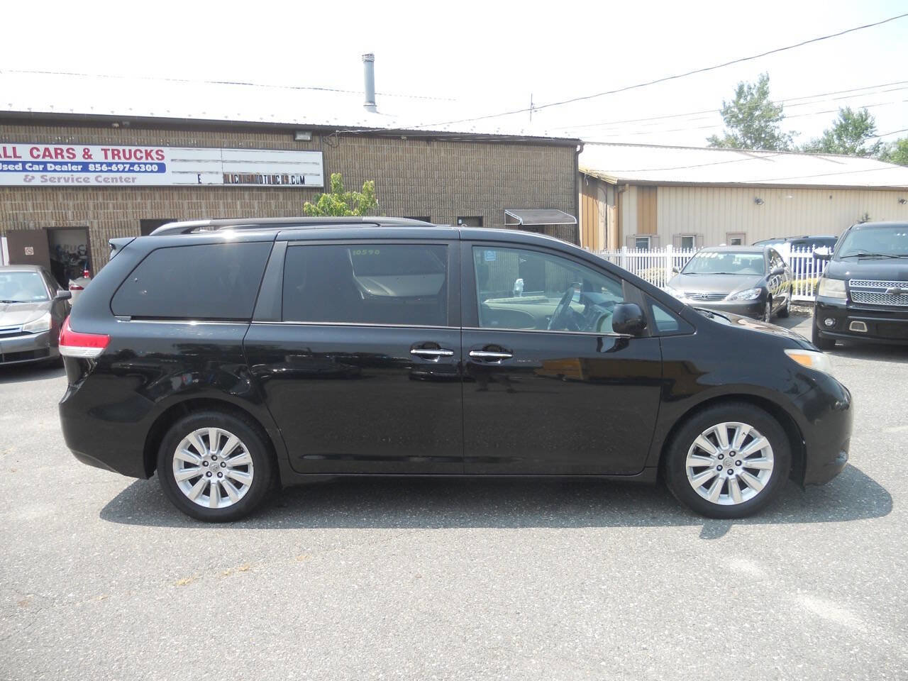 Used 2012 Toyota Sienna XLE w/ XLE Navigation Pkg image 1