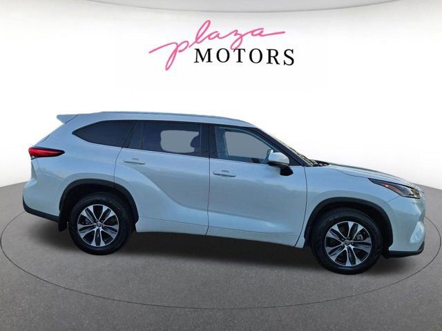 Used 2021 Toyota Highlander XLE AWD/4WD image 4
