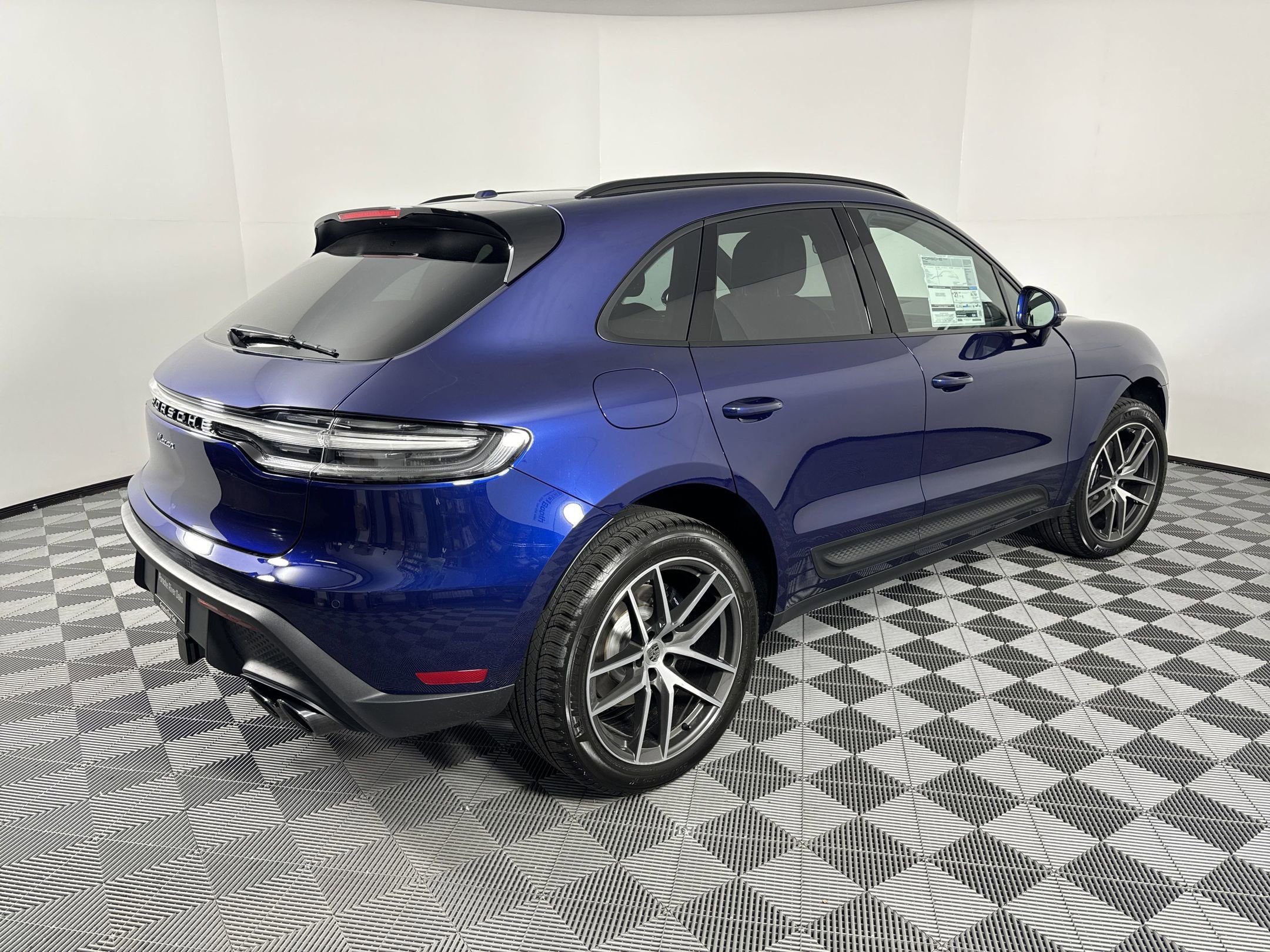 Certified 2025 Porsche Macan image 9