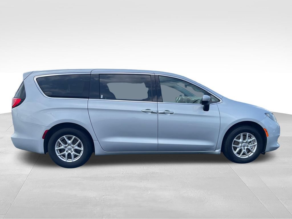 Used 2023 Chrysler Voyager LX FWD image 7