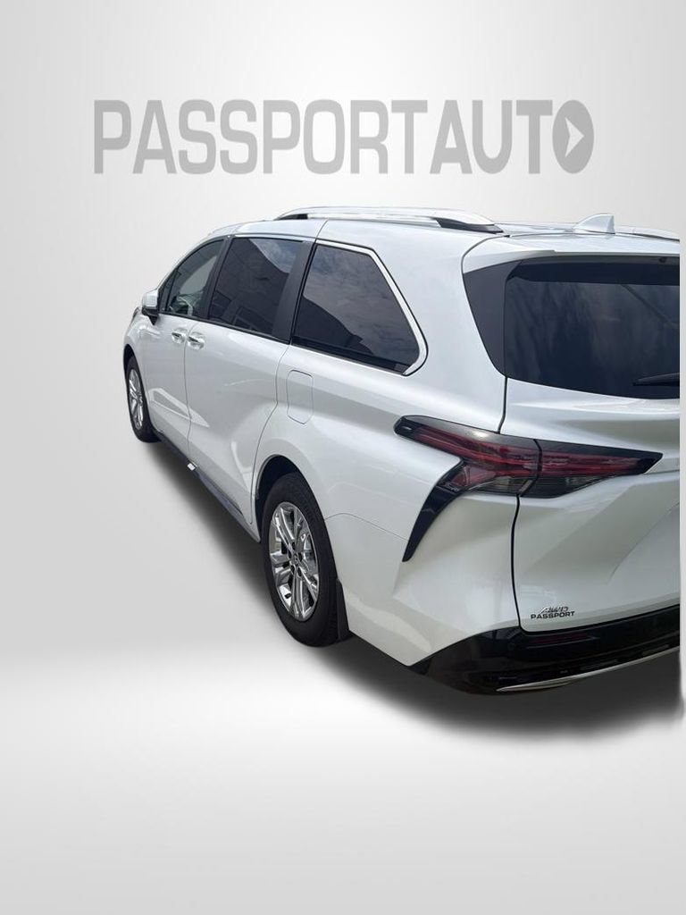 Used 2024 Toyota Sienna Platinum AWD/4WD image 7