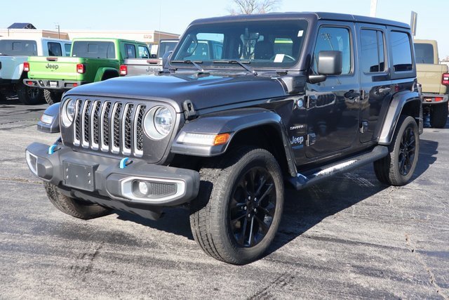 Used 2022 Jeep Wrangler Unlimited Sahara w/ Cold Weather Group image 17