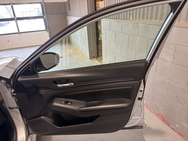 Used 2024 Nissan Altima 2.5 SV image 16