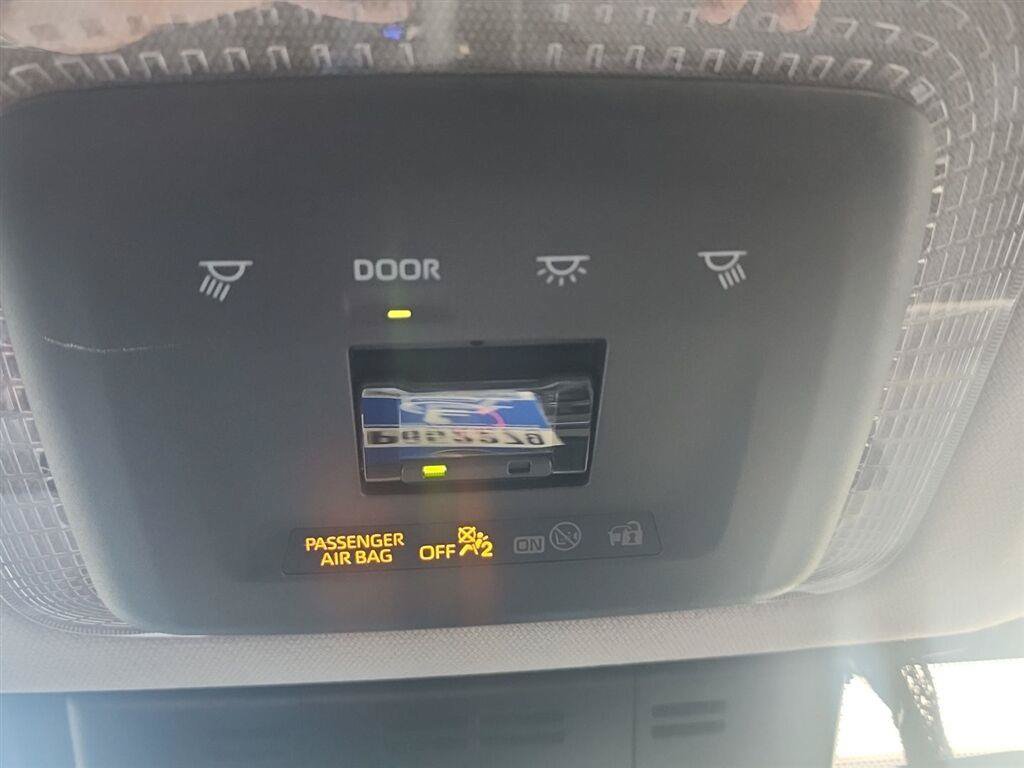 Used 2025 Toyota Prius XLE AWD/4WD image 17