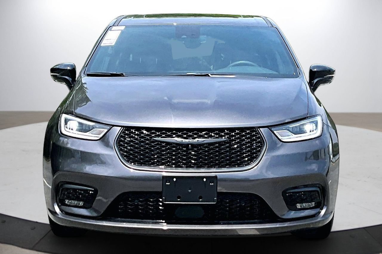 Used 2023 Chrysler Pacifica Limited w/ S Appearance Package FWD image 3