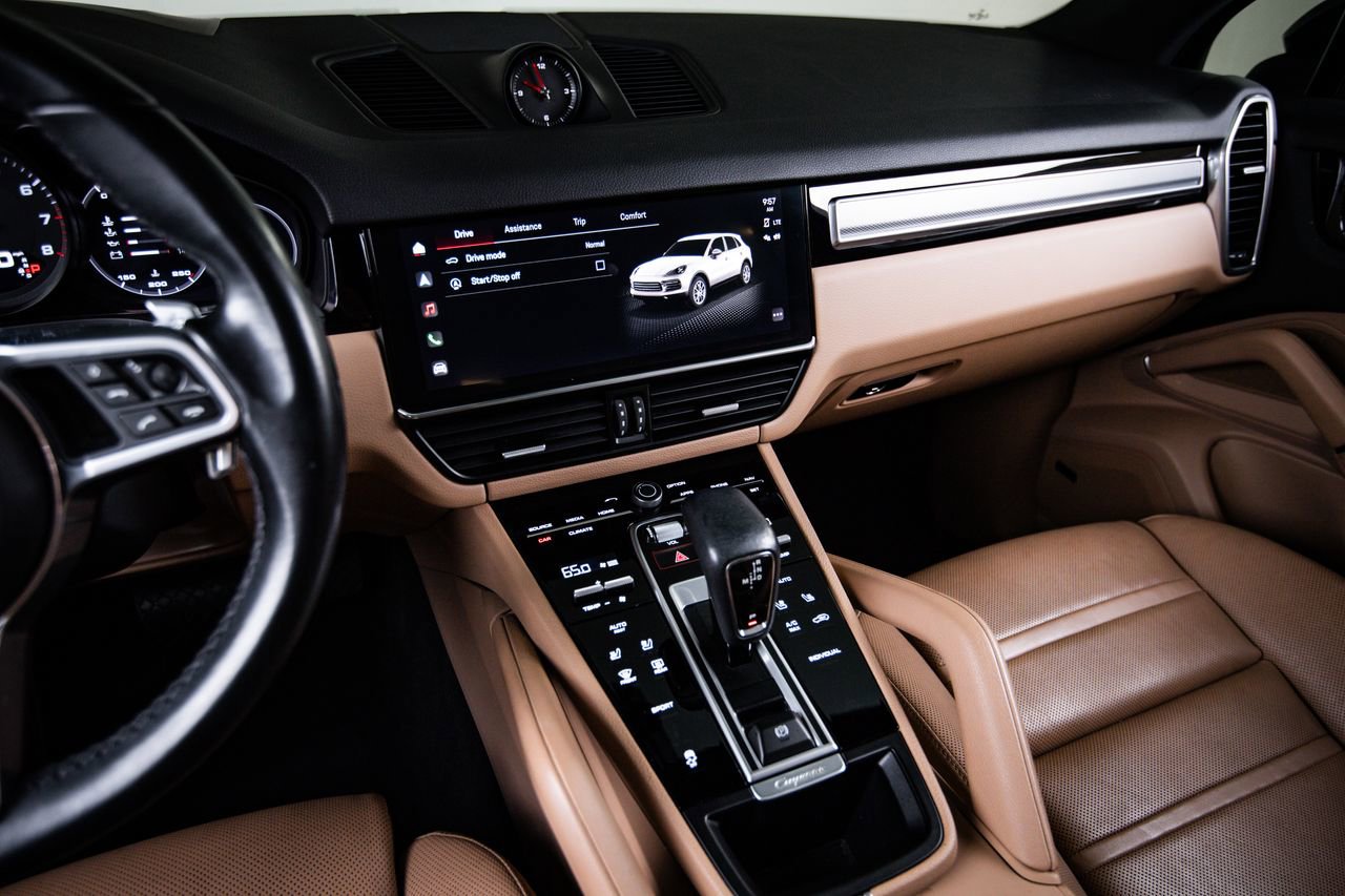 Certified 2023 Porsche Cayenne Platinum Edition image 19