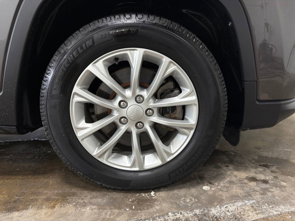 Used 2019 Jeep Cherokee Latitude w/ Cold Weather Group image 32