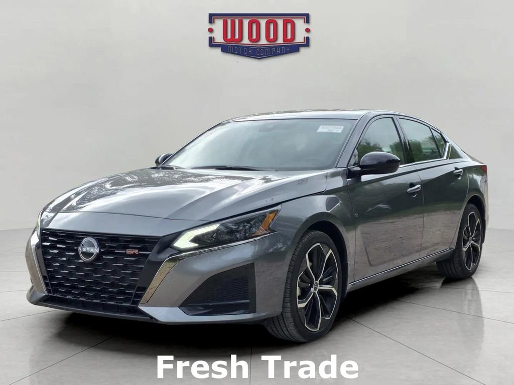 Used 2025 Nissan Altima 2.5 SR w/ SR Premium Package image 3