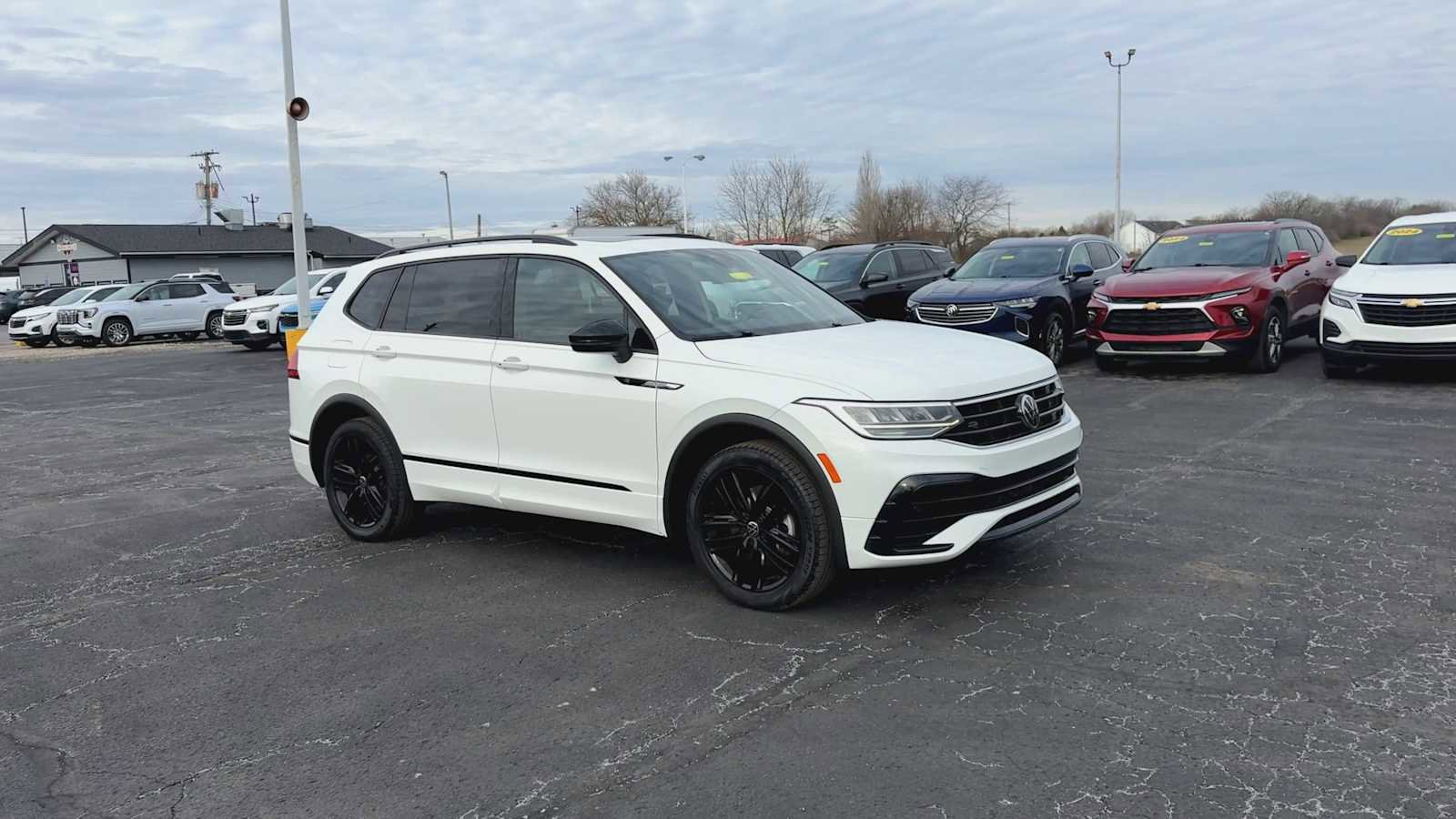 Used 2022 Volkswagen Tiguan SE R-Line AWD/4WD image 2