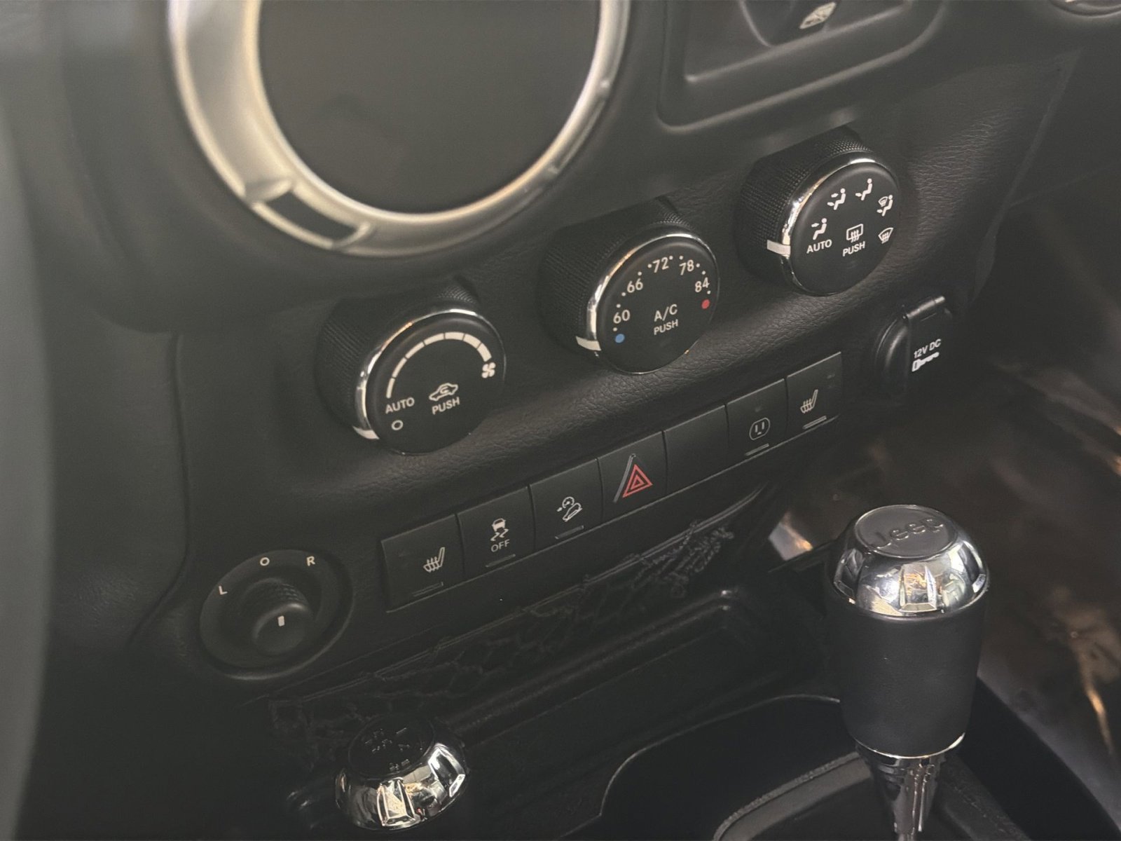 Used 2015 Jeep Wrangler Unlimited Sahara w/ Connectivity Group AWD/4WD image 23
