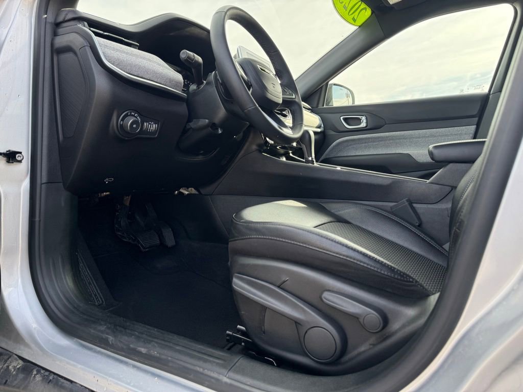 Certified 2025 Jeep Compass Latitude image 10