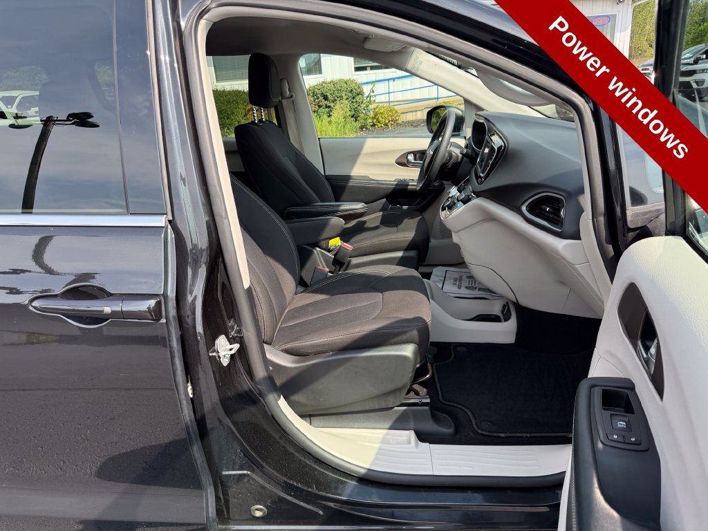 Used 2022 Chrysler Voyager LX FWD image 40