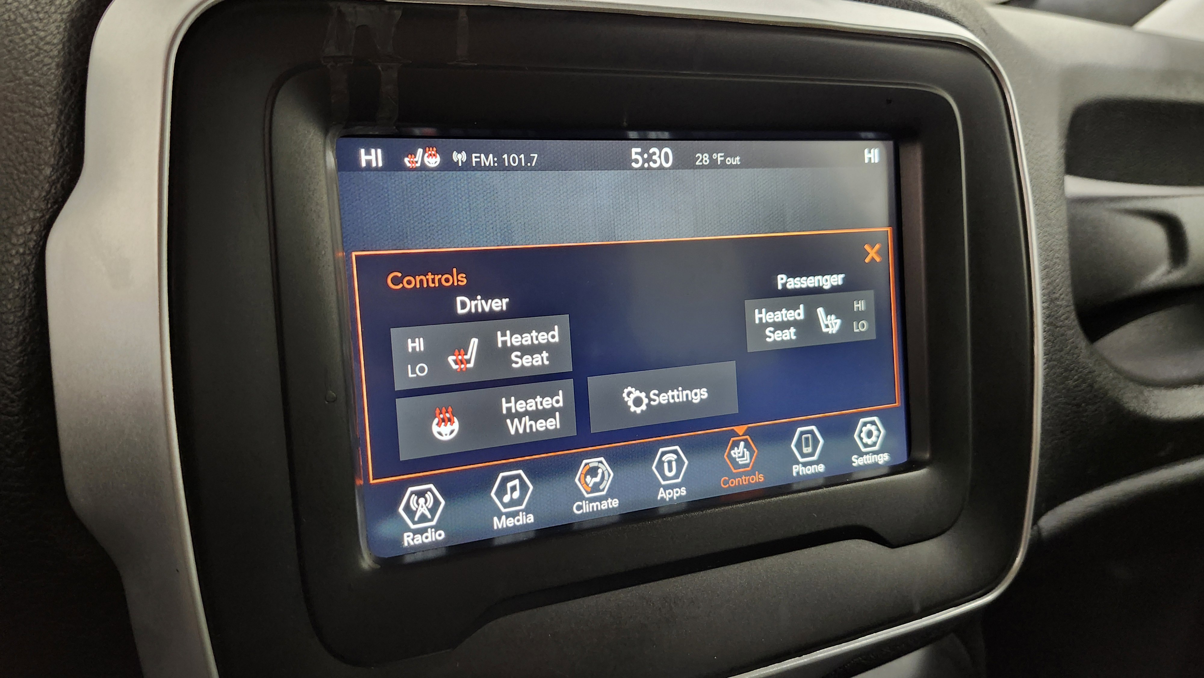 Used 2019 Jeep Renegade Latitude w/ Cold Weather Group image 7