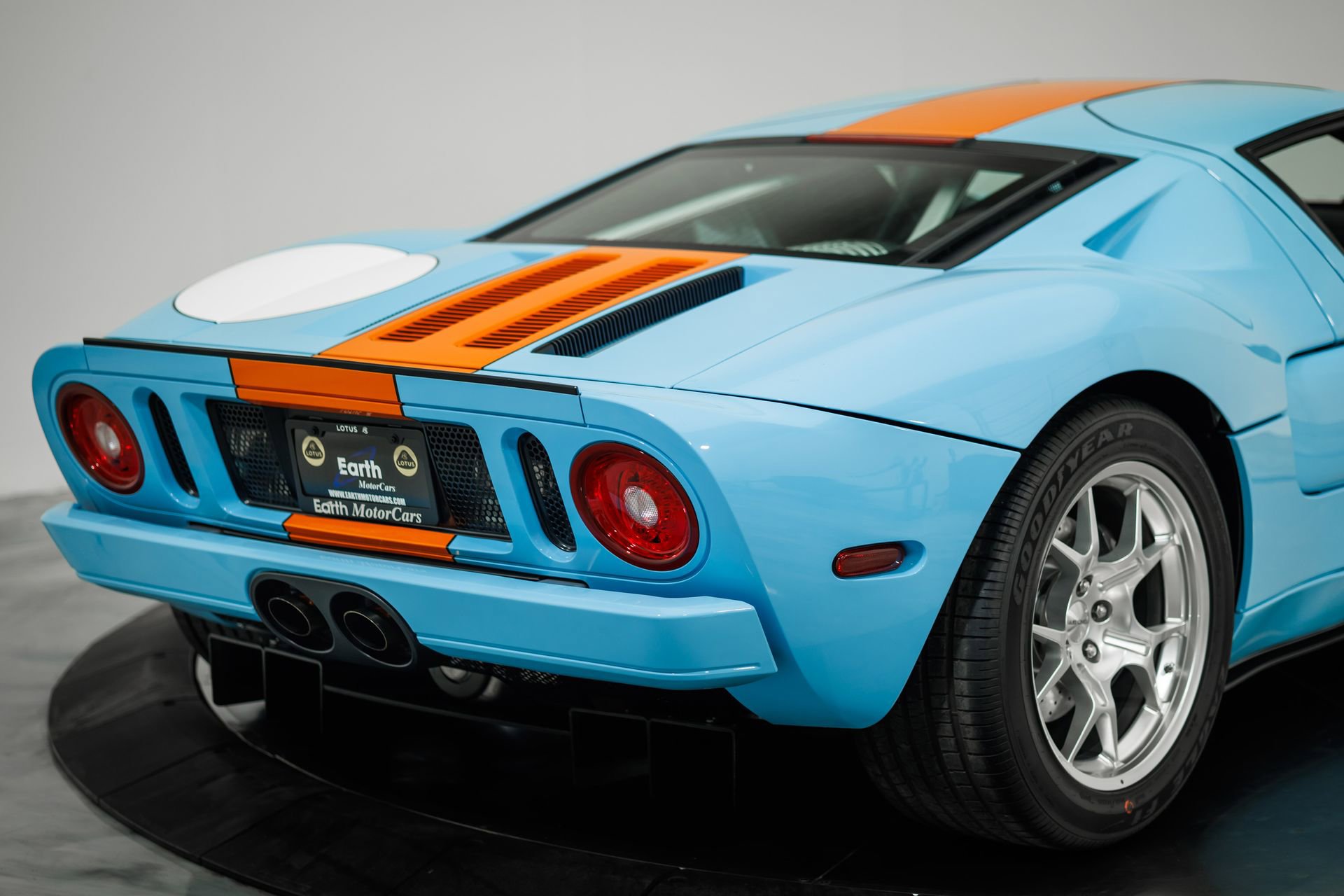 Used 2006 Ford GT RWD image 13
