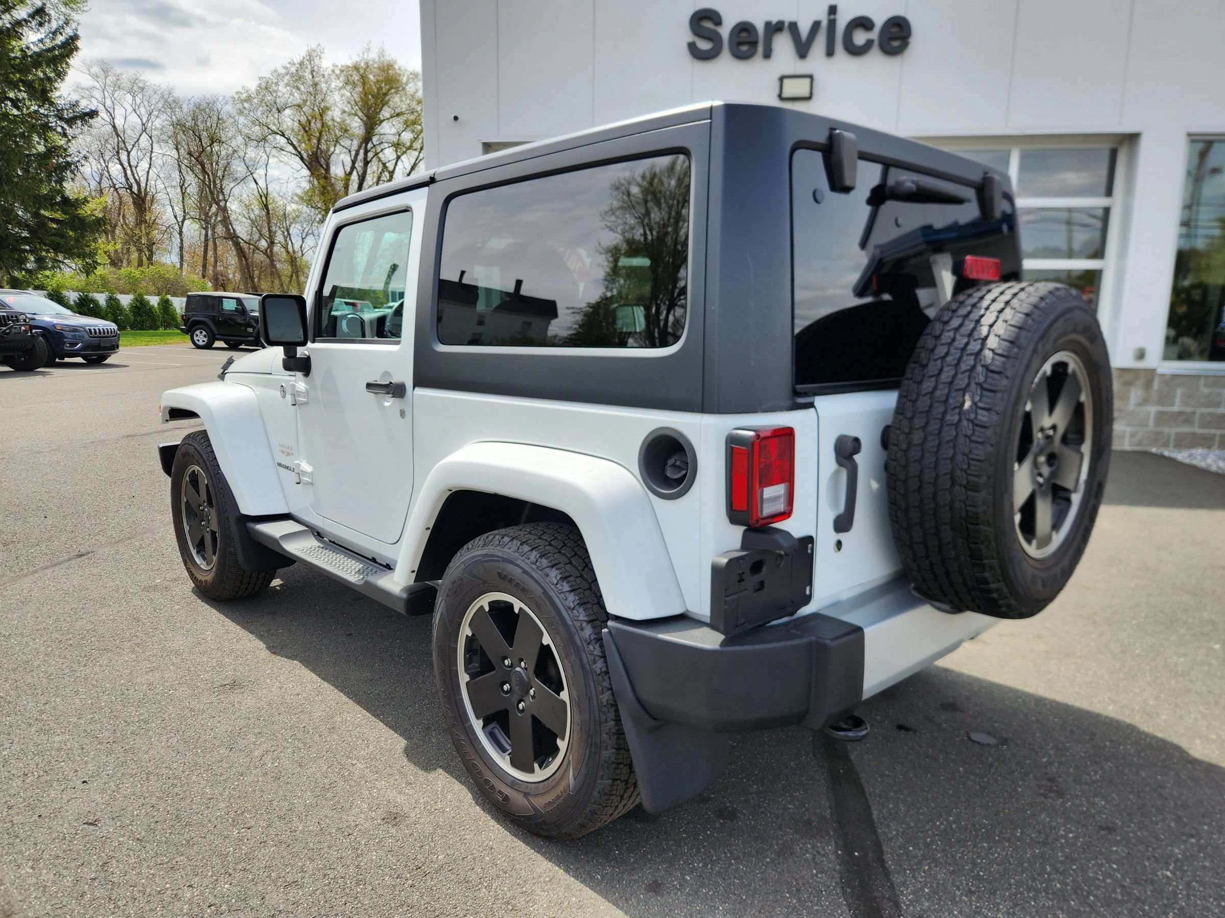 Used 2015 Jeep Wrangler Sahara w/ Dual Top Group AWD/4WD image 12