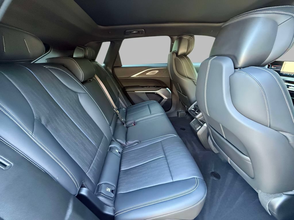 Used 2024 Cadillac Lyriq Luxury AWD/4WD image 16