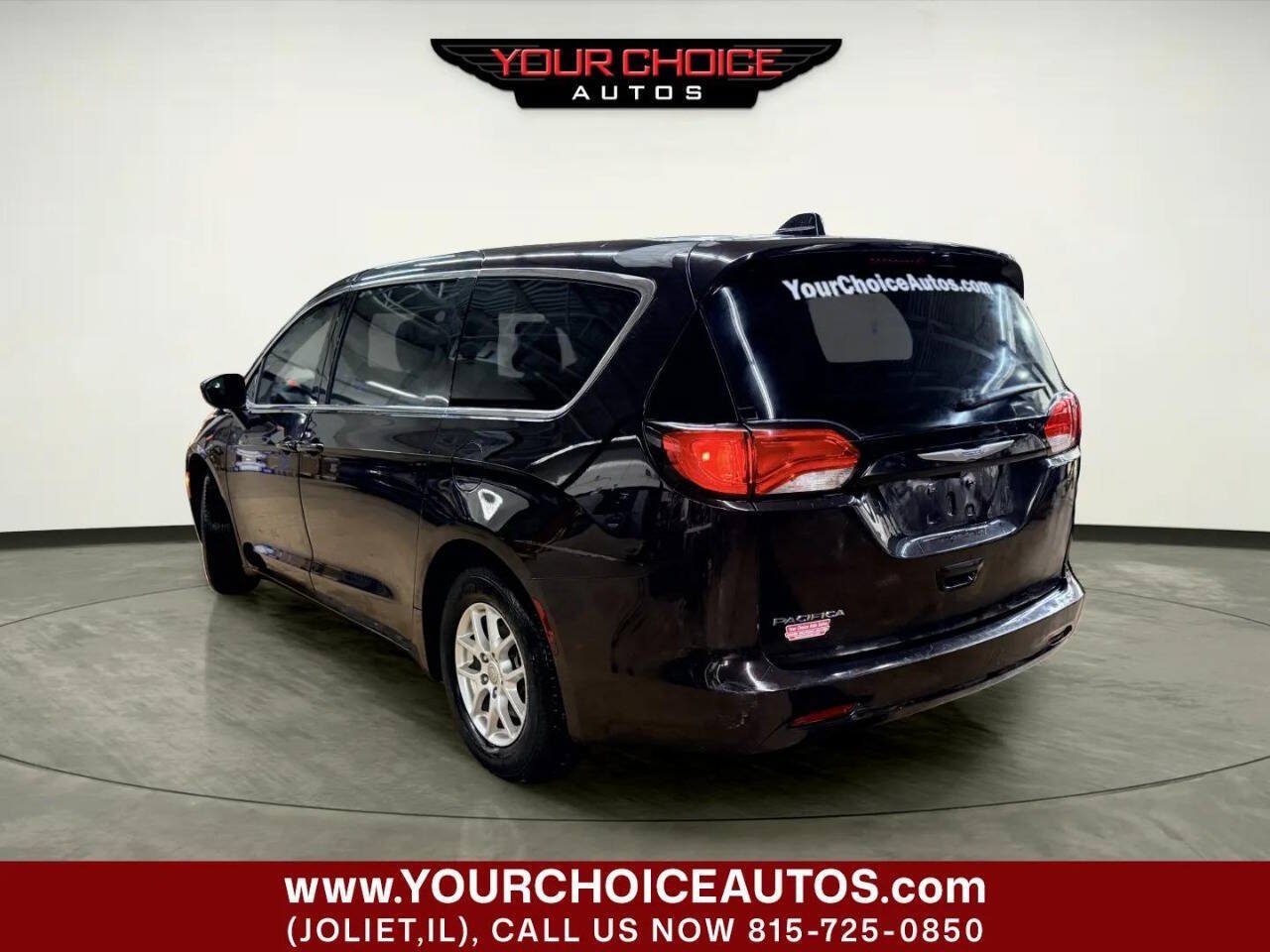 Used 2017 Chrysler Pacifica Touring FWD image 3
