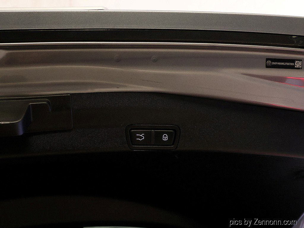 Used 2018 Alfa Romeo Stelvio AWD image 28