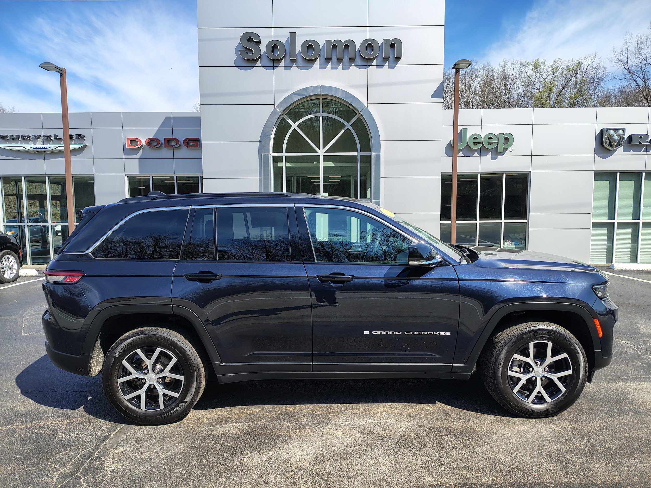 Certified 2024 Jeep Grand Cherokee Limited AWD/4WD image 1