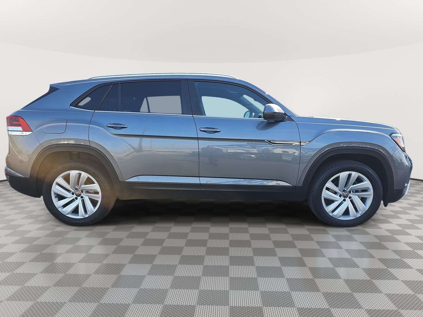 Used 2023 Volkswagen Atlas Cross Sport SE w/ Panoramic Sunroof Package FWD image 4