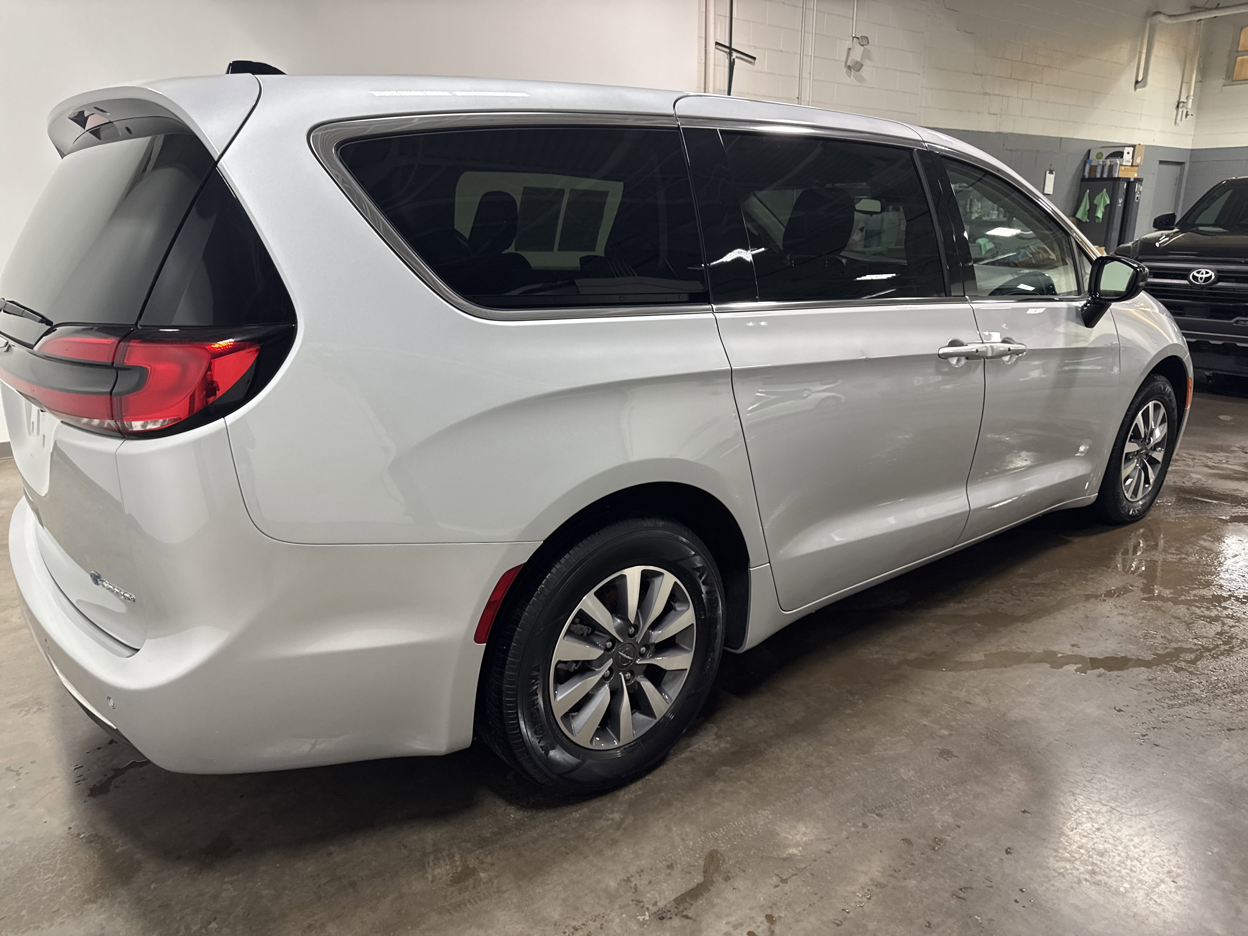 Used 2024 Chrysler Pacifica Select video 3