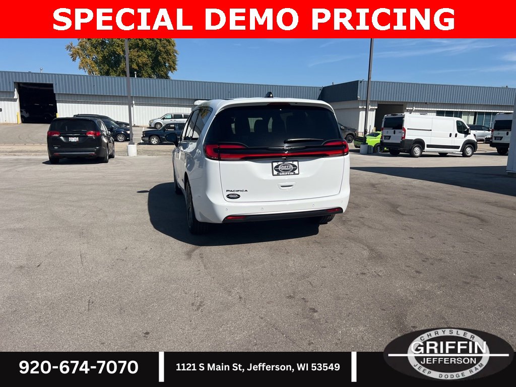 New 2026 Chrysler Pacifica Select image 16