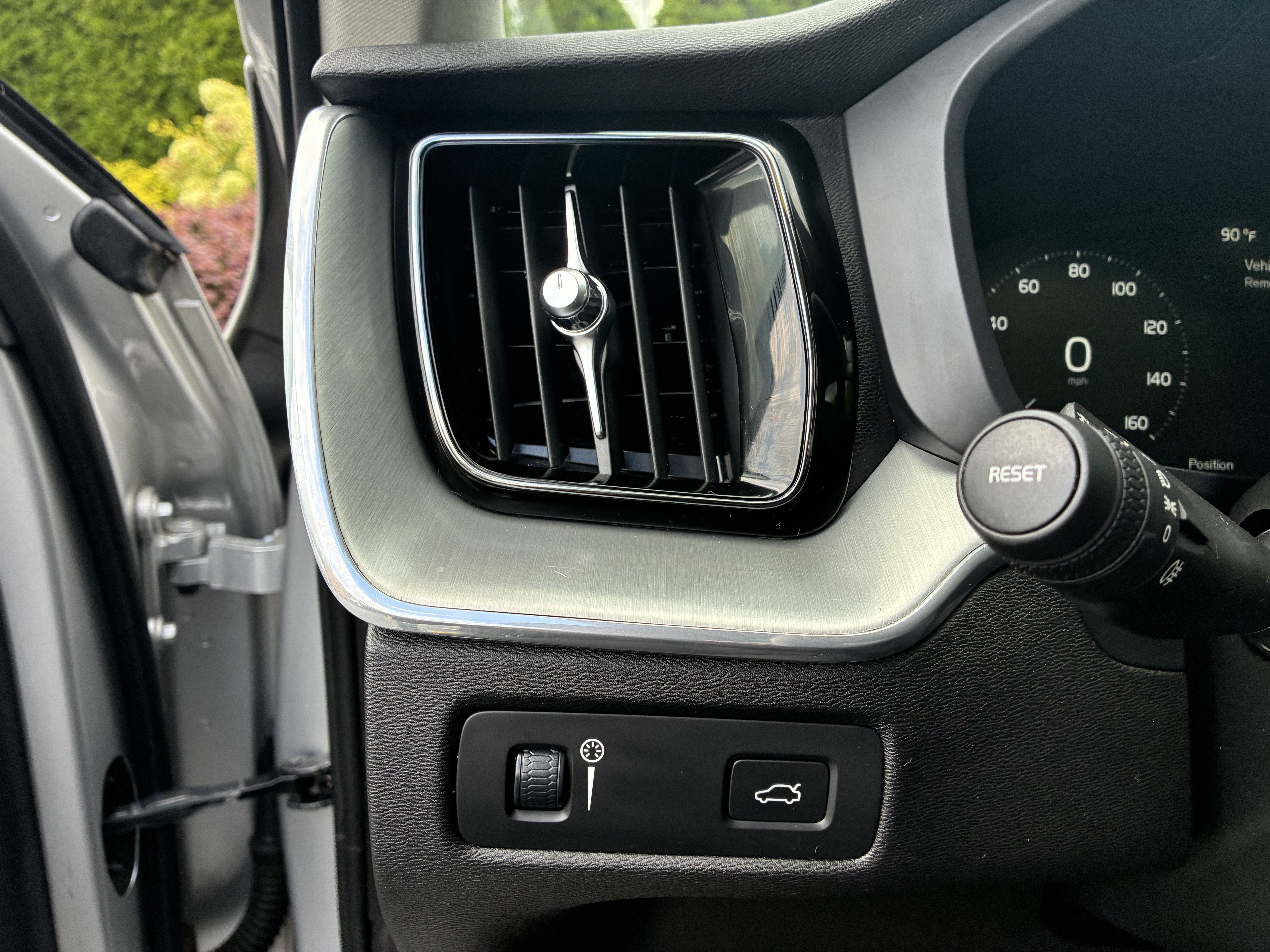 Used 2019 Volvo XC60 T5 Momentum w/ Multimedia Package AWD/4WD image 28