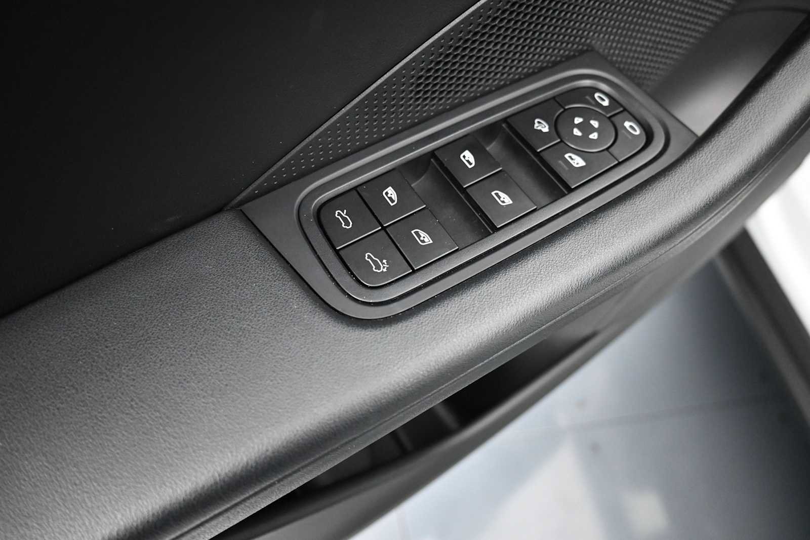 Certified 2025 Porsche Macan Electric RWD image 8