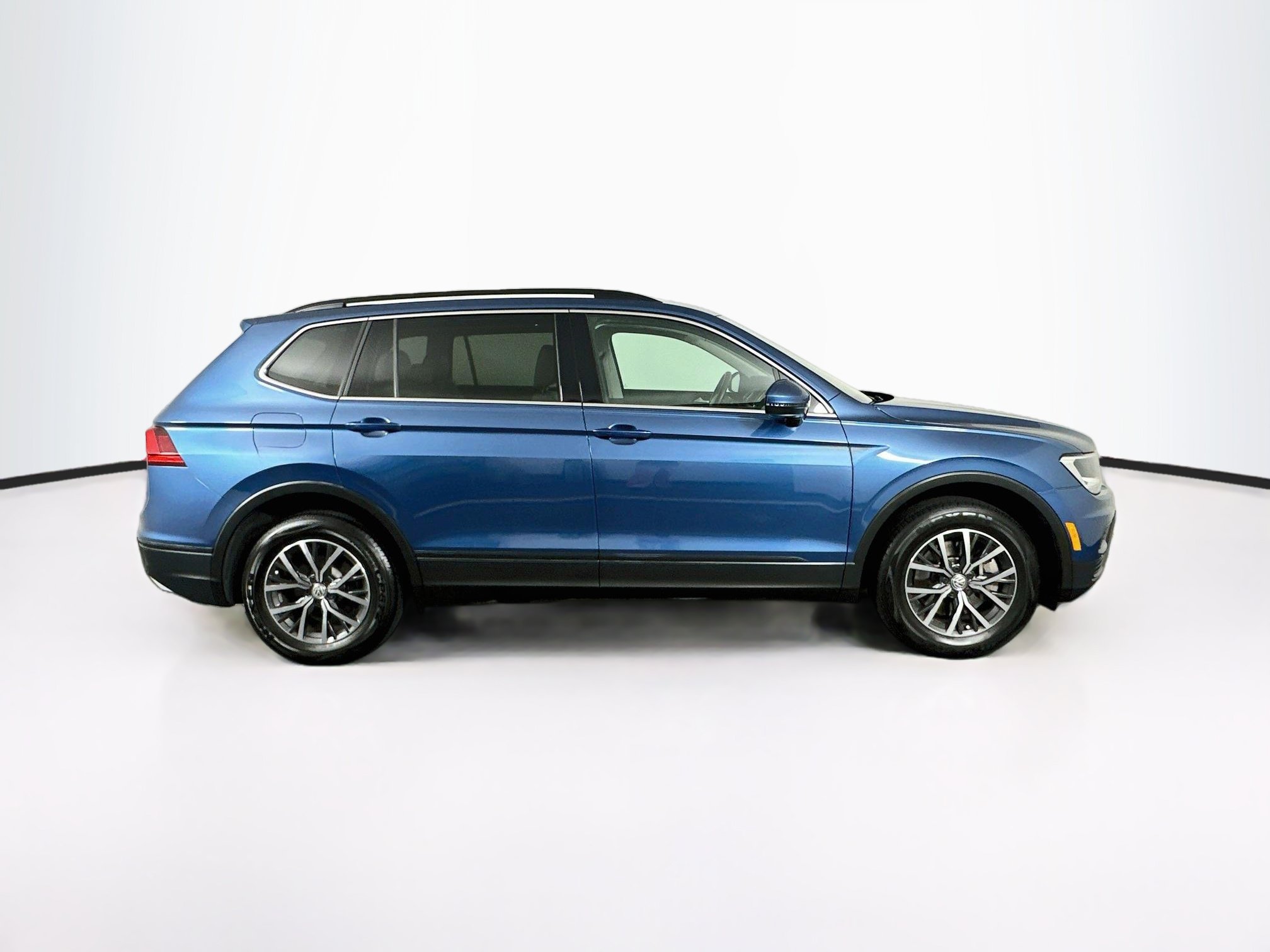 Used 2019 Volkswagen Tiguan SE w/ Panoramic Sunroof Package FWD image 10