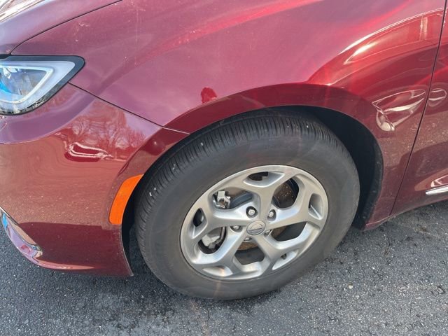 Used 2023 Chrysler Pacifica Limited image 11