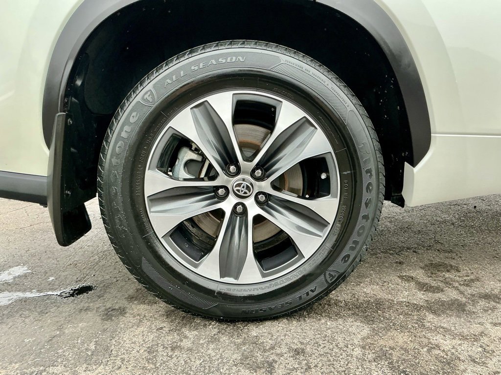 Used 2020 Toyota Highlander XLE image 21