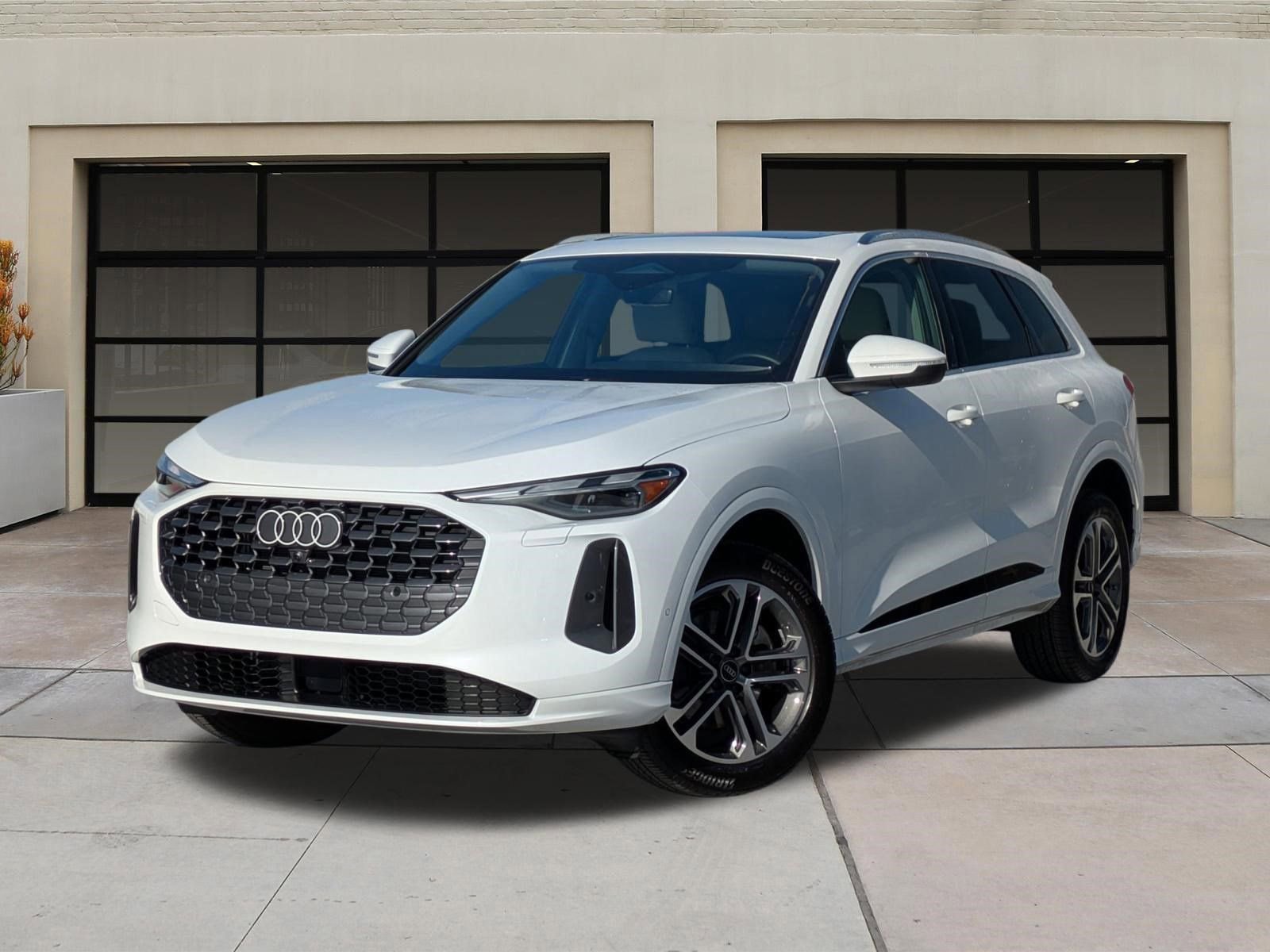 Used 2025 Audi Q5 Premium w/ Convenience Package image 3