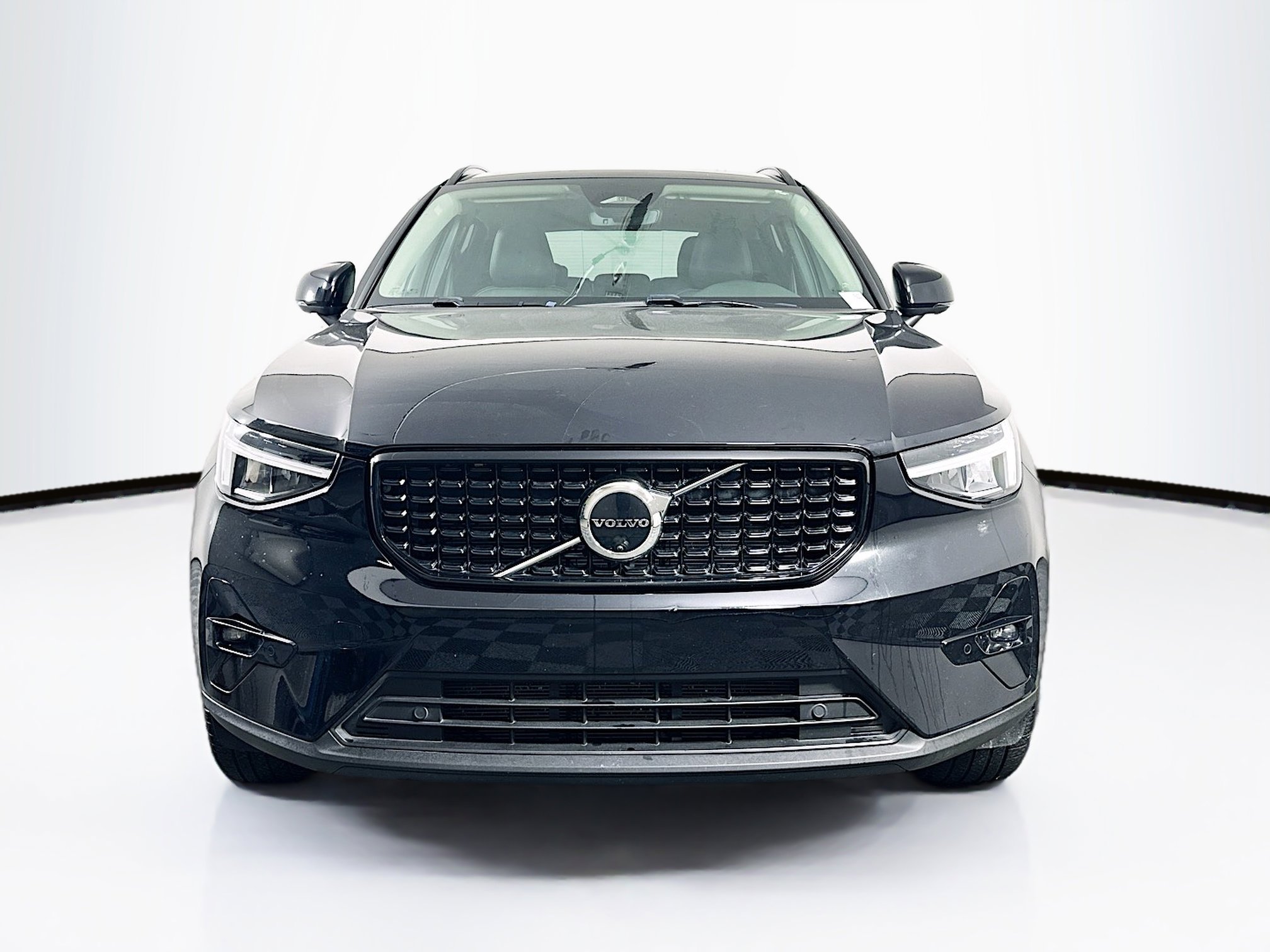 Used 2025 Volvo XC40 B5 Plus image 2