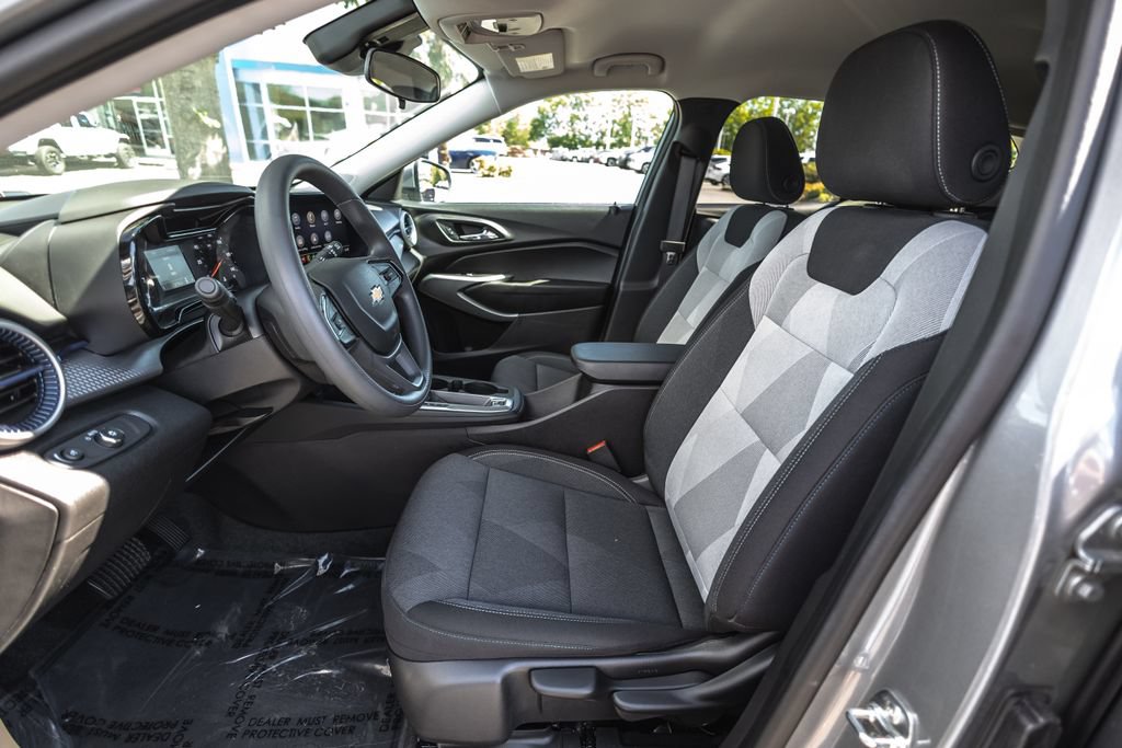Used 2026 Chevrolet Trax LS w/ LS Convenience Package FWD image 16