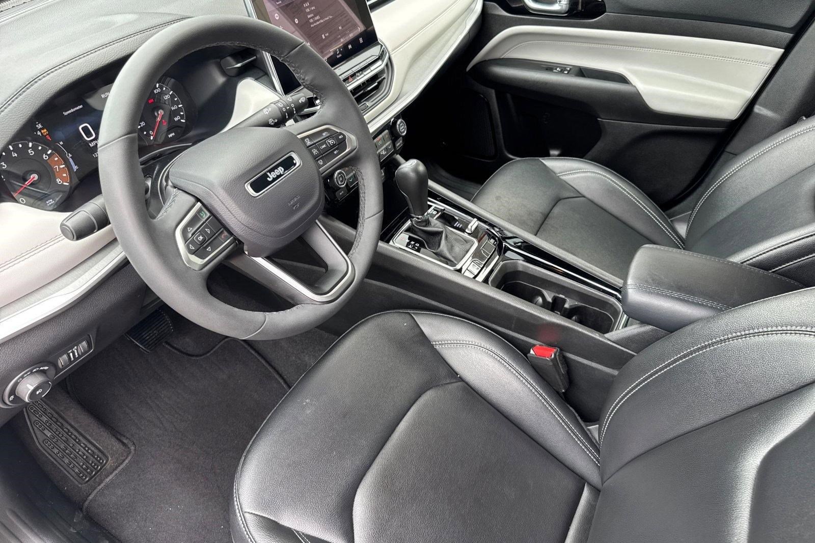 Used 2025 Jeep Compass Limited image 4