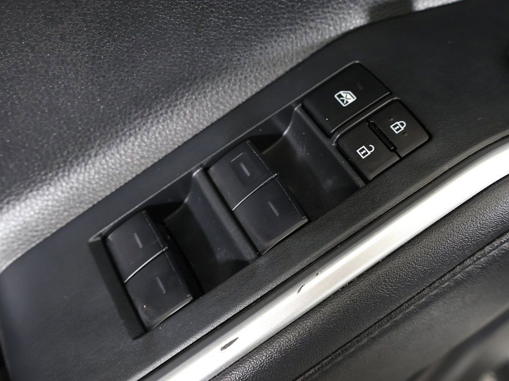 Used 2024 Toyota Highlander LE AWD/4WD image 38