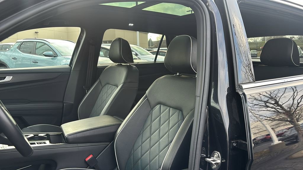 Used 2025 Volkswagen Atlas Cross Sport SEL Premium R-Line image 10