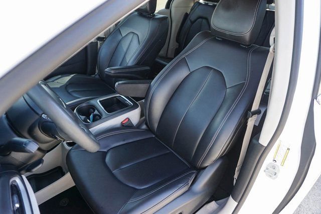 Used 2024 Chrysler Pacifica Touring-L image 16