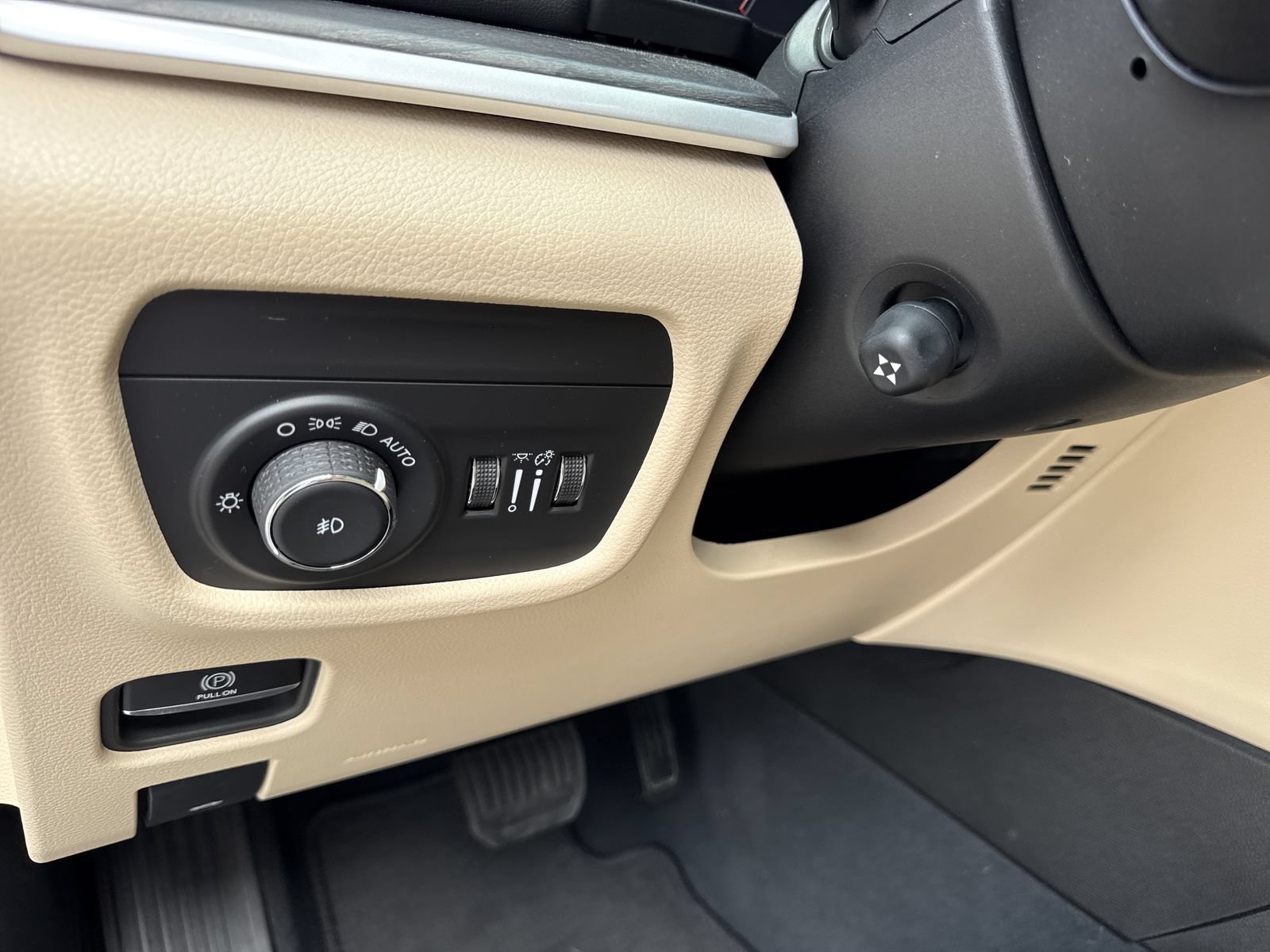 Used 2023 Jeep Grand Cherokee Limited w/ Luxury Tech Group II RWD image 16