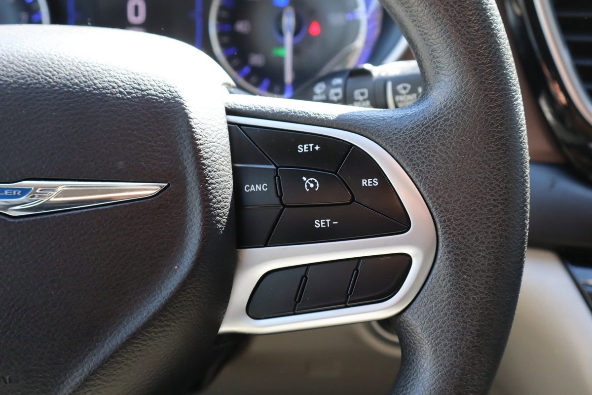 Used 2018 Chrysler Pacifica Touring Plus w/ Tire & Wheel Group FWD image 18
