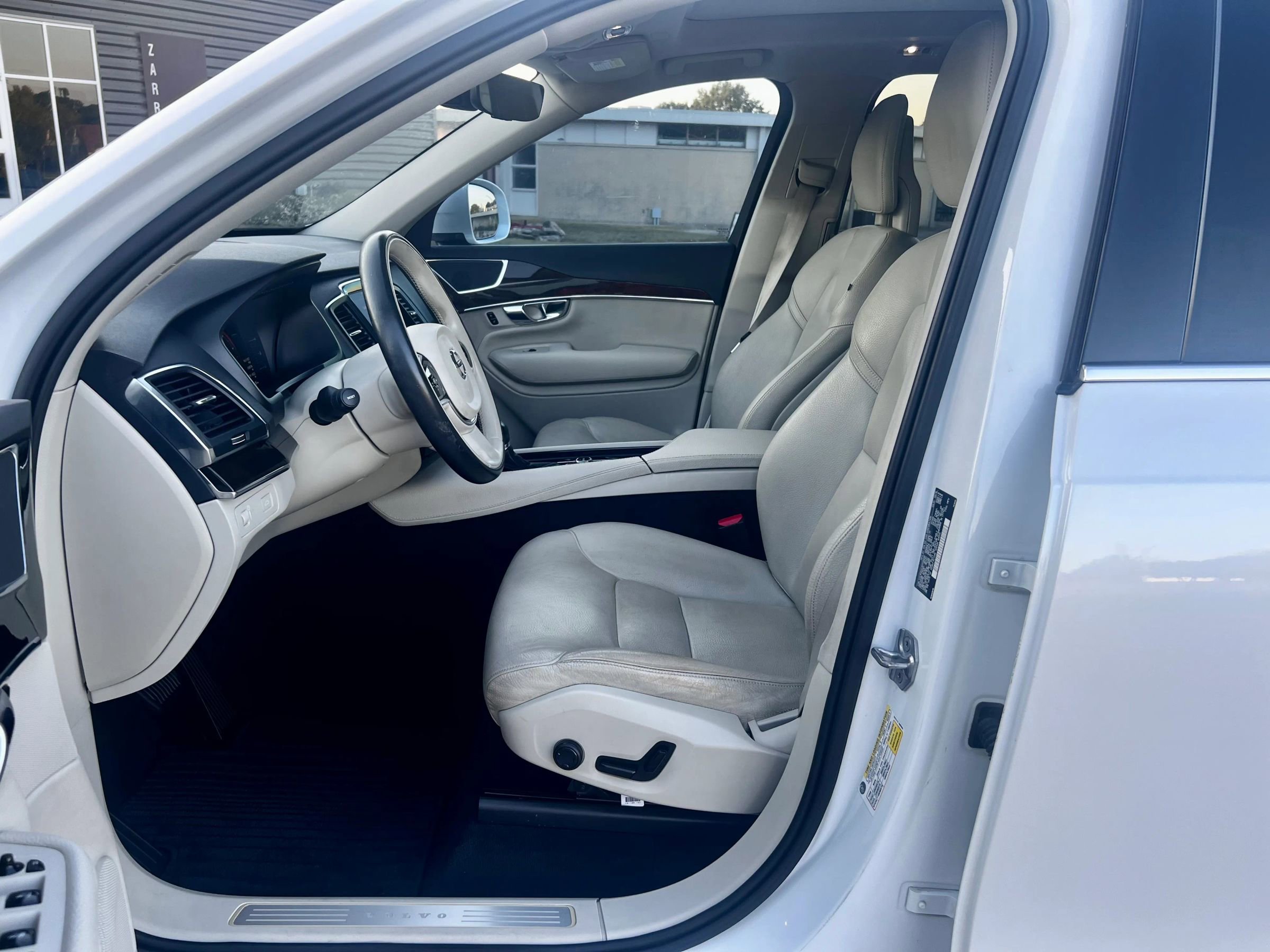 Used 2017 Volvo XC90 T5 Momentum w/ Vision Package image 3
