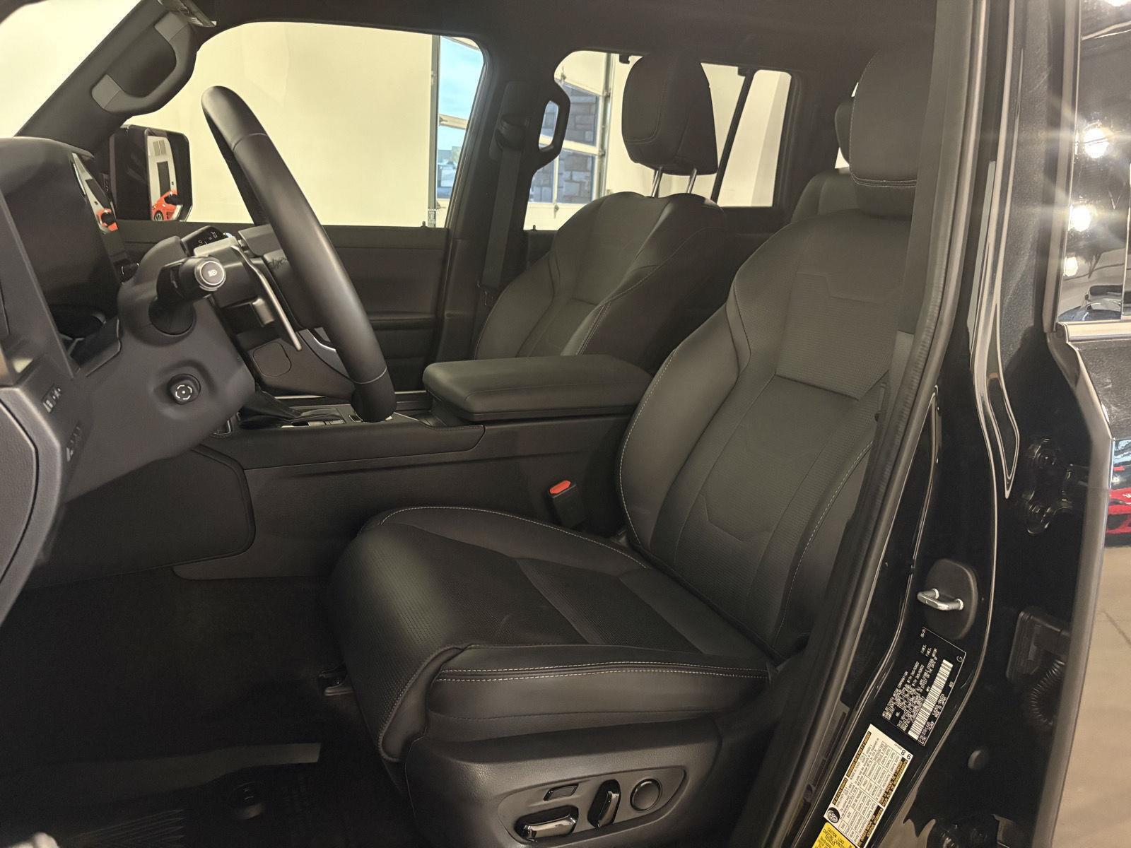 Used 2025 Lexus GX 550 w/ Accessory Package (2T) AWD/4WD image 20