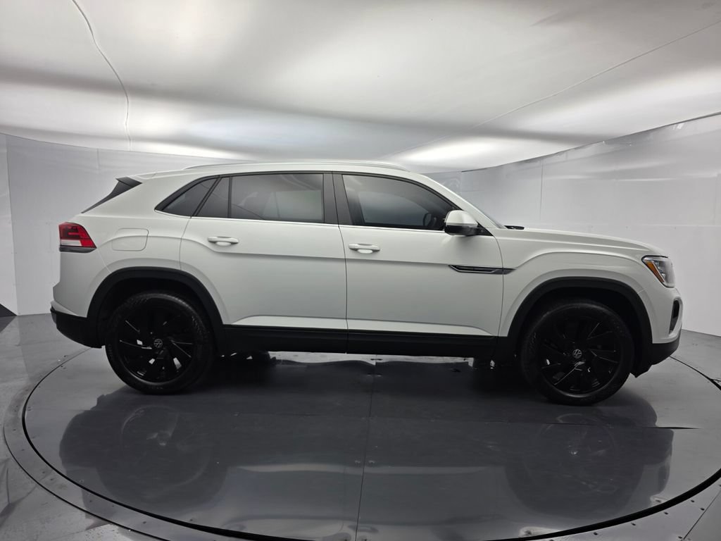 Used 2024 Volkswagen Atlas Cross Sport SE FWD image 3