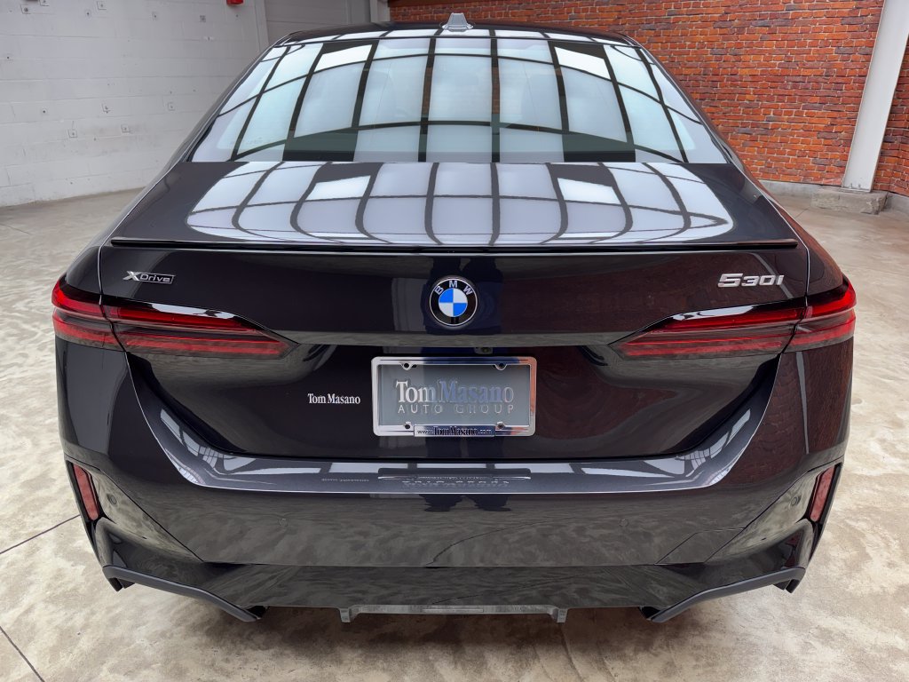 Used 2027 BMW 530i xDrive w/ M Sport Package AWD/4WD image 4