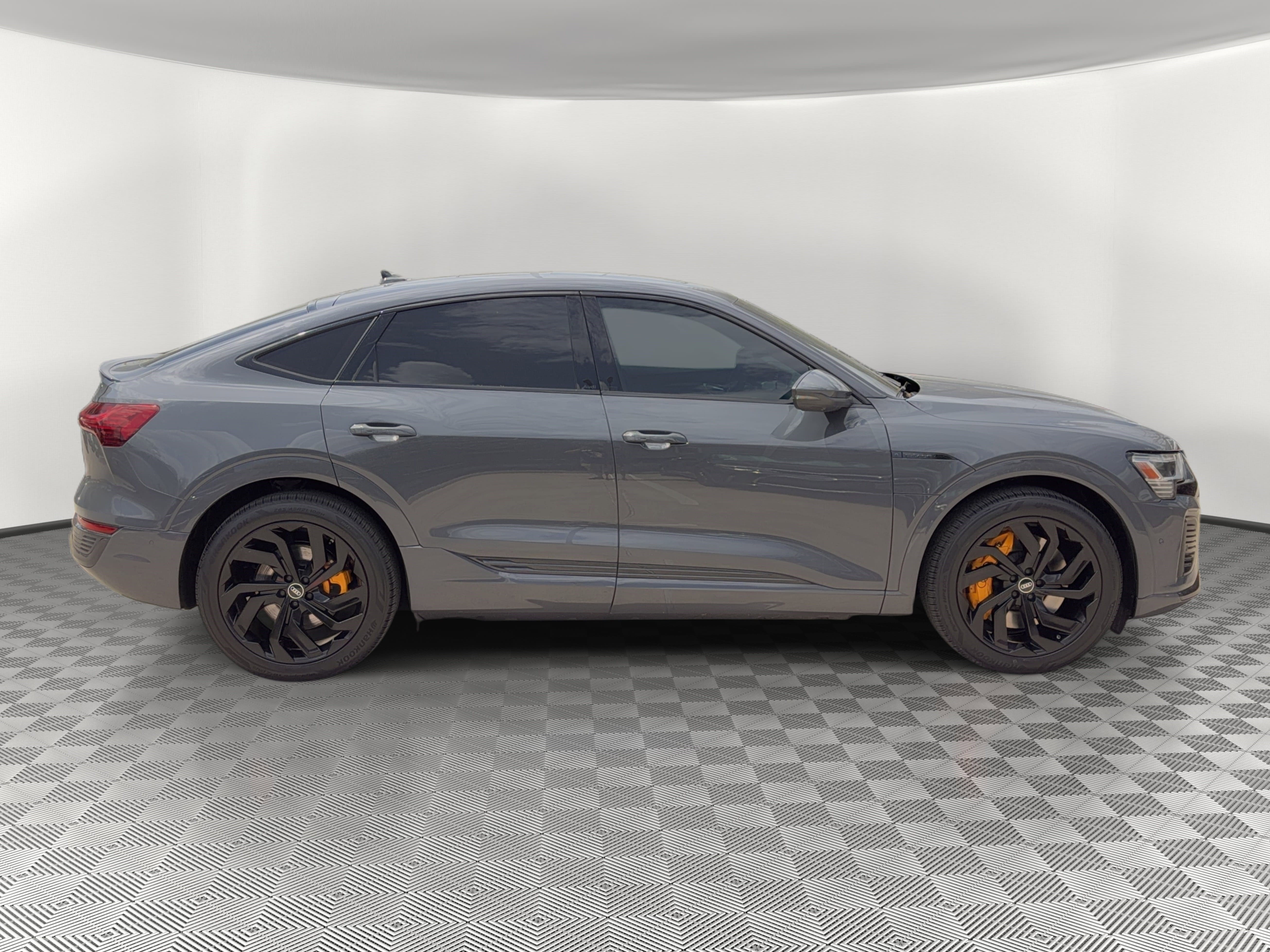 Used 2024 Audi Q8 e-tron Premium Plus w/ Premium Plus Package image 8