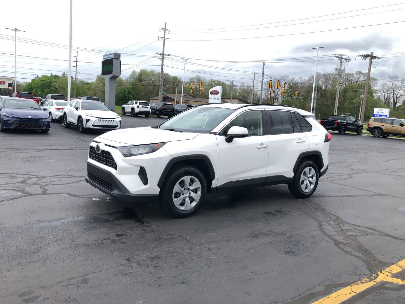 Used 2021 Toyota RAV4 LE AWD/4WD image 4