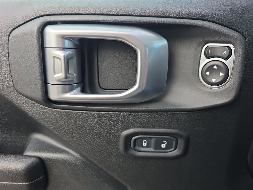 Used 2018 Jeep Wrangler Unlimited Rubicon w/ Dual Top Group image 27