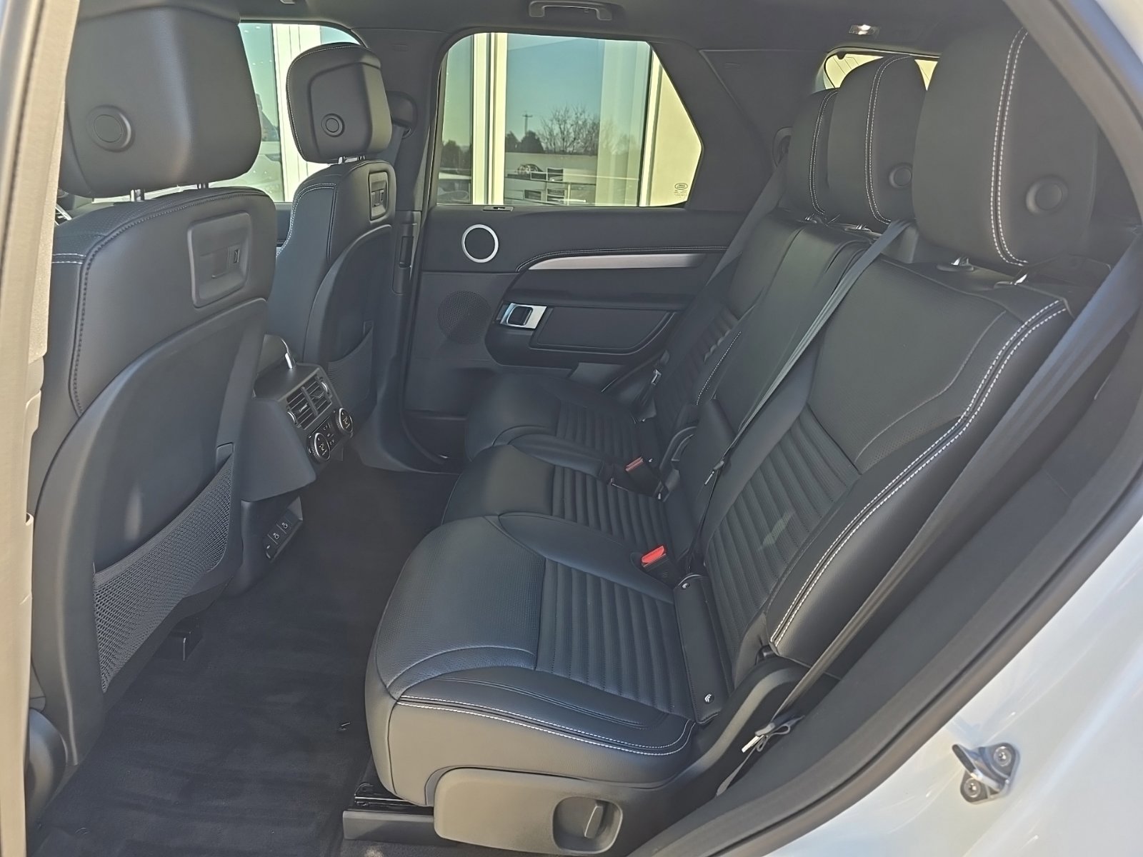 Certified 2024 Land Rover Discovery Dynamic SE image 8