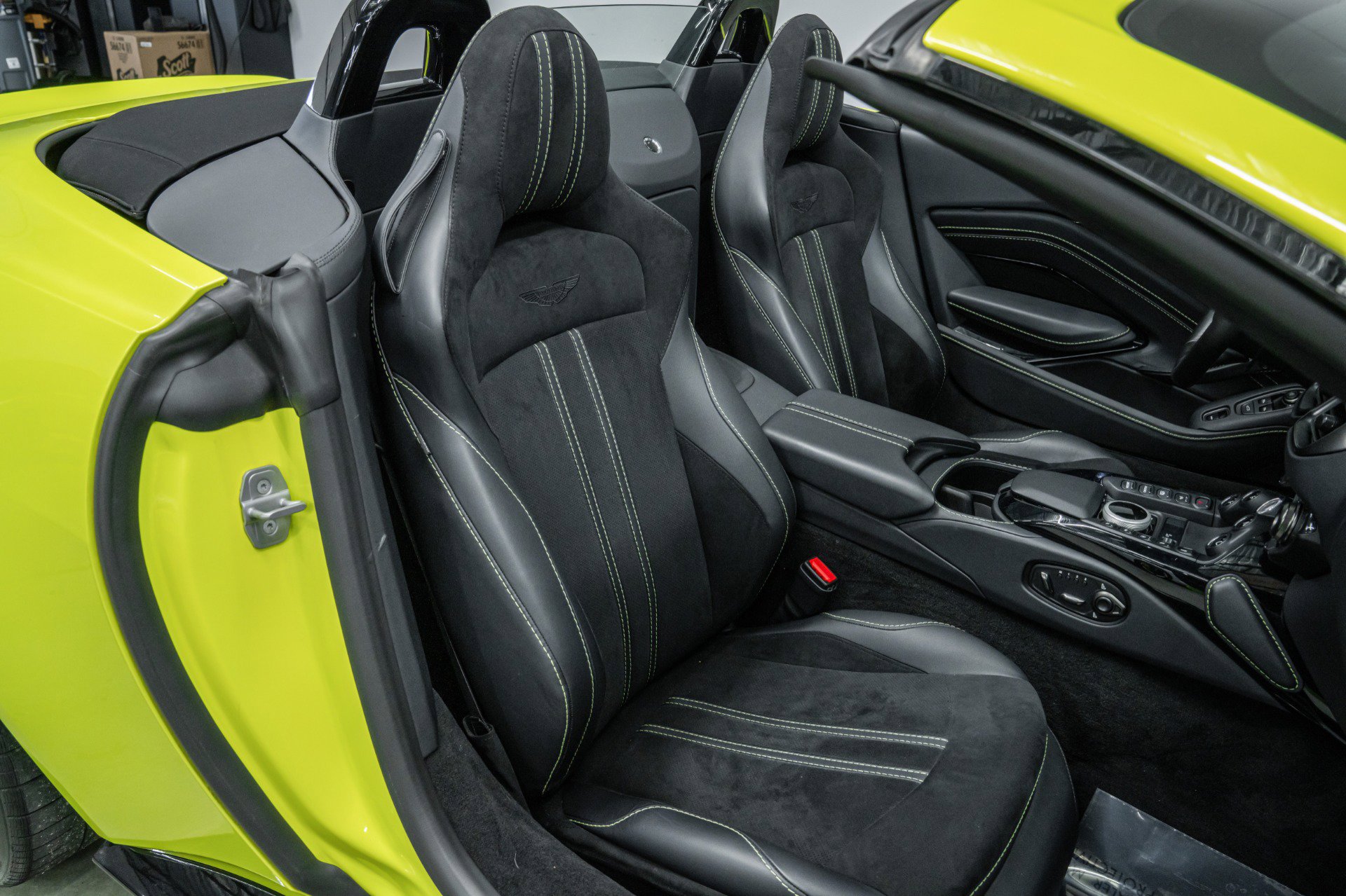 Used 2022 Aston Martin V8 Vantage Roadster RWD image 23